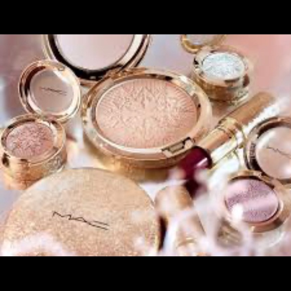 MAC snowball collection it’s snowing eyeshadow - Picture 2 of 5